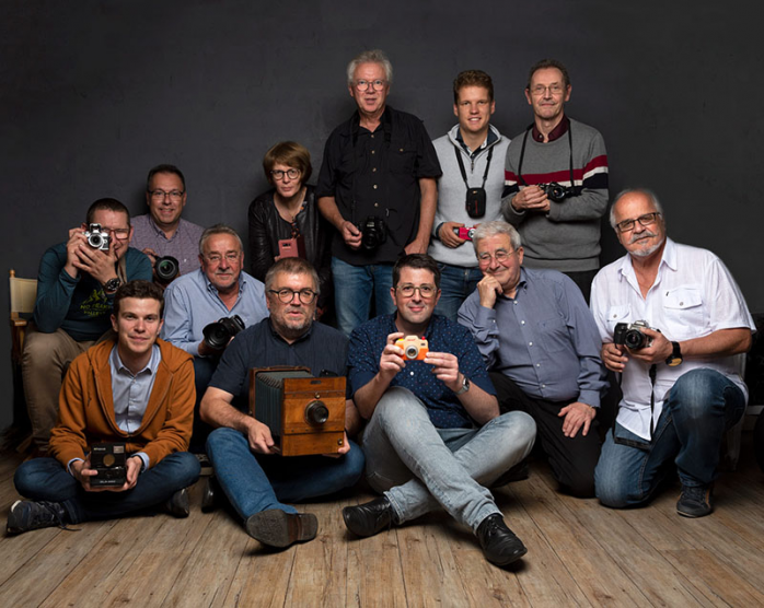Les membres du comité montrent leurs photos