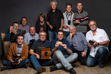Les membres du comité montrent leurs photos